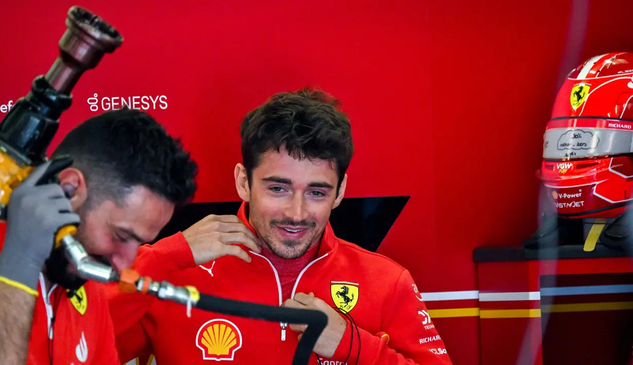 Pembalap Monegasque Ferrari, Charles Leclerc bersiap-siap untuk melaju dalam sesi latihan pertama Grand Prix Formula1 Bahrain di Sirkuit Internasional Bahrain, Sakhir, 29 Februari 2024. (ANDREJ ISAKOVIC/AFP)