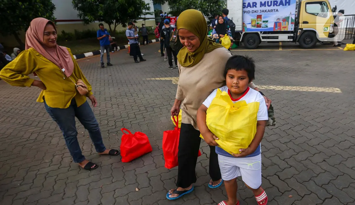 Sejumlah warga terlihat antusias menyambut Bazar Ramadan Sembako Murah LRT Jakarta. (Liputan6.com/Angga Yuniar)