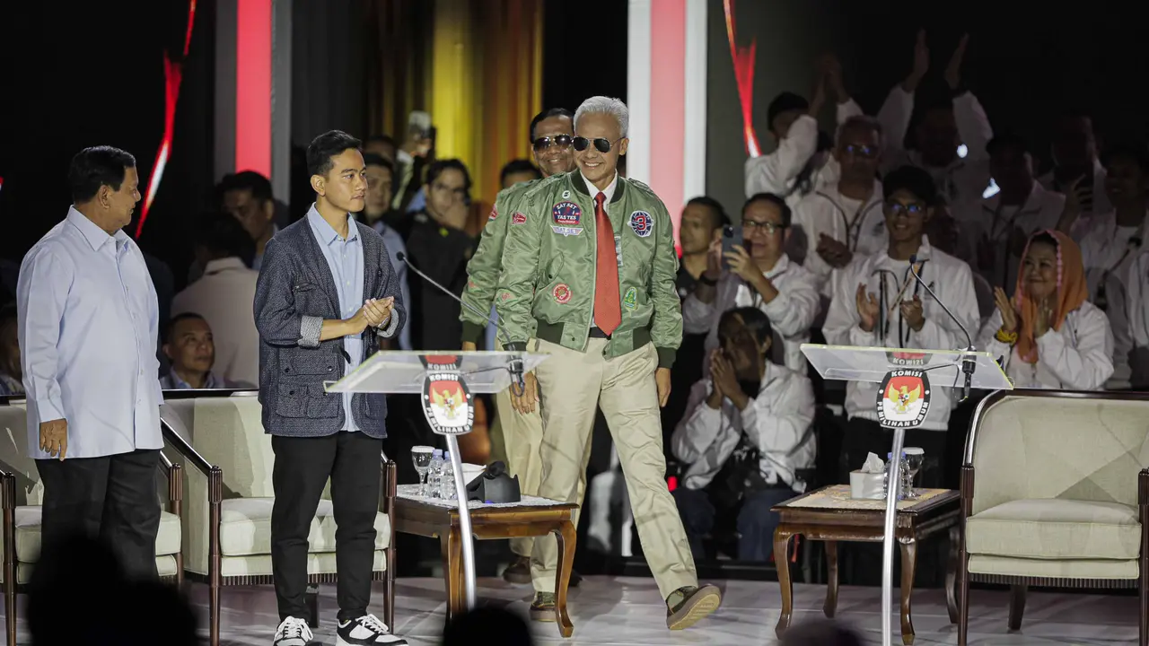 Pasangan capres-cawapres nomor urut 3 Ganjar Pranowo-Mahfud Md saat di lokasi debat capres 2024 pada Minggu (7/1/2024) yang digelar KPU di Istora Senayan, Jakarta.