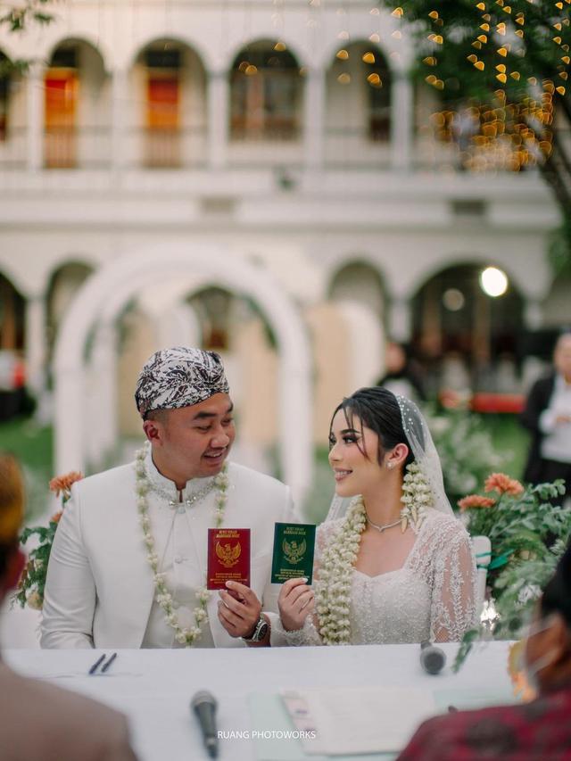 8 Potret Detail Penampilan Cantik Manglingi Fay Nabila dari Lamaran sampai Menikah