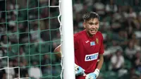 Aksi penjaga gawang&nbsp;Kairat Almaty, Sherhan Kalmurza, pada laga Liga Champions musim 2025/2026 -&nbsp;AP Photo/Ana Brigida