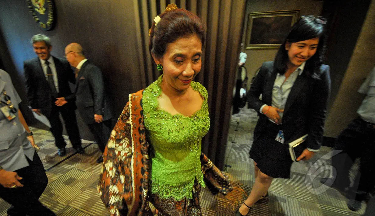 Menteri Kelautan dan Perikanan Susi Pudjiastuti seusai menggelar jumpa pers terkait pertemuannya  dengan Sekretaris AL Amerika Serikat Ray Mabus di Jakarta, Senin (23/3/2015). (Liputan6.com/Faizal Fanani)