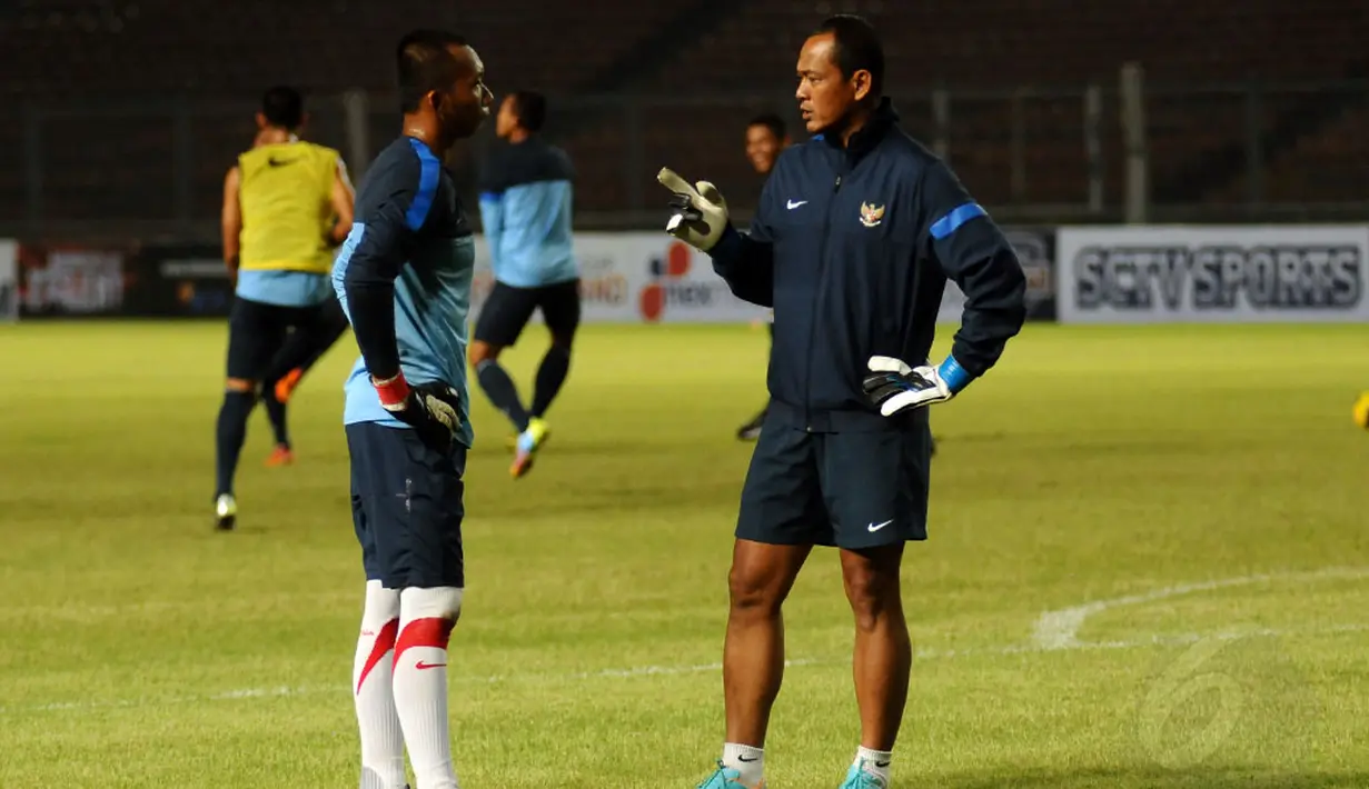 Dalam mengasuh Timnas Indonesia U-19, Indra Sjafri tidak sendiri. Ia ditemani beberapa pelatih lainnya, salah satunya Jarot Supriadi yang bertugas mengasah kemampuan penjaga gawang.