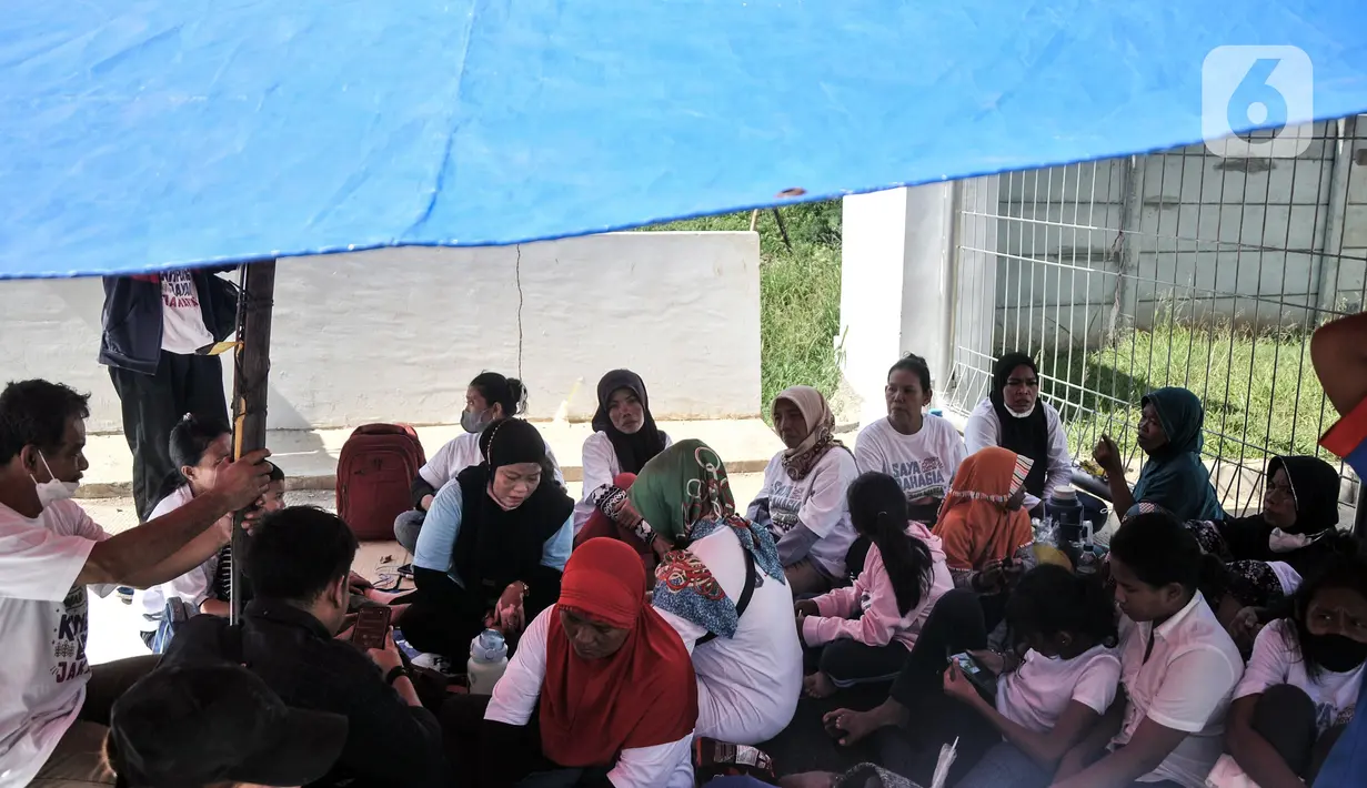 Warga bertahan di tenda pengungsian saat berunjuk rasa di depan gerbang Kampung Susun Bayam, Jakarta Utara, Senin (21/11/2022). Berdasarkan kesepakatan, seharusnya warga sudah mulai bisa menempati hunian pada 20 November 2022 kemarin. (merdeka.com/Iqbal S. Nugroho)