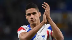 Bek Prancis, Raphael Varane memberi tepuk tangan kepada pendukung menjelang pertandingan melawan Australia pada Grup D Piala Dunia Qatar 2022 di Stadion Al-Janoub di Al-Wakrah, selatan Doha pada 22 November 2022. Varane mengumumkan pensiun dari sepak bola internasional setelah 10 tahun membela tim nasional Prancis pada usia 29 tahun. (AFP/FRANCK FIFE)