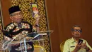 Budayawan, Taufik Ismail menunjukkan buku yang ditulisnya pada silaturahmi persatuan purnawirawan TNI-AD serta Ormas di Jakarta, Jumat (13/5/2016). Acara dihadiri sejumlah tokoh danmembahas bahaya laten PKI. (Liputan6.com/Helmi Fithriansyah)