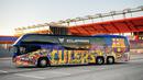 Bus produksi Cupra asal Spanyol menjadi tunggangan yang mengantar seluruh tim FC Barcelona ke setiap pertandingan. (Source: foundation.fcbarcelona.com)