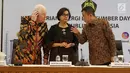 CEO Freeport McMoran Richard Adkerson (kiri), Menkeu Sri Mulyani (tengah) dan Menteri ESDM Ignasius Jonan (kanan) jelang jumpa pers di Jakarta, Selasa (29/8). Freeport Indonesia menyatakan siap melakukan divestasi sahamnya 51% (Liputan6.com/Angga Yuniar)