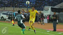 Bek Sriwijaya FC, Supardi (kanan) membuang bola melewati gelandang PS TNI M Arsyad pada lanjutan Turnamen Piala Bhayangkara di Stadion Si Jalak Harupat, Bandung, Minggu (20/3/2016). Sriwijaya FC unggul 2-1 atas PS TNI. (Liputan6.com/Helmi Fithriansyah)