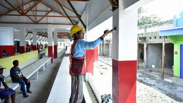 Seorang pekerja sedang menyelesaikan pekerjaan di proyek rekonstruksi Pasar Wouma di Wamena, Jayawijaya, Papua. (Dok Kementerian PUPR)