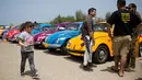 Seorang anak berjalan diantara mobil Volkswagen Beetle dalam ajang pertemuan tahunan "Beetle club" di Yakum, Israel tengah (21/4). Dalam pertemuan ini mereka memamerkan mobil Volkswagen Beetle dengan aneka modifikasi. (AP Photo / Oded Balilty)