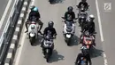 Konvoi buruh menggunakan sepeda motor melintas di Jalan Gatot Soebroto, Jakarta, Selasa (1/5). Ribuan buruh dari berbagai elemen memperingati perayaan Hari Buruh untuk menyampaikan aspirasi di sejumlah titik di Ibukota. (Liputan6.com/Immanuel Antonius)
