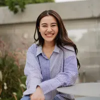 Pilihan kemeja akan menjadi outfit yang tak pernah gagal ciptakan impresi chic. Pilihan kemeja dengan motif basic akan jadi pilihan yang sempurna dan tepat. [Foto: instagram/ Aaliyah Massaid]