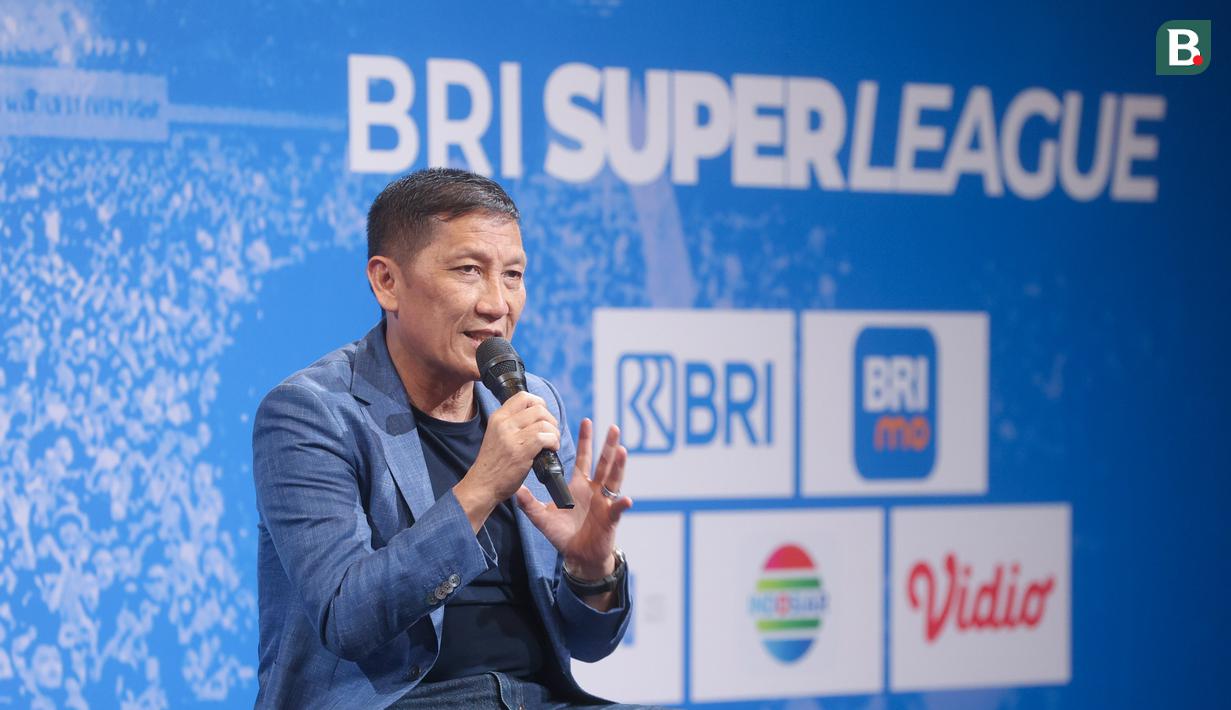 Direktur Utama I.League, Ferry Paulus memberikan keterangan dalam konfrensi pers BRI Super League 2025/2026 di SCTV Tower, Jakarta, Minggu (3/8/2025). (Bola.com/M Ichsan)