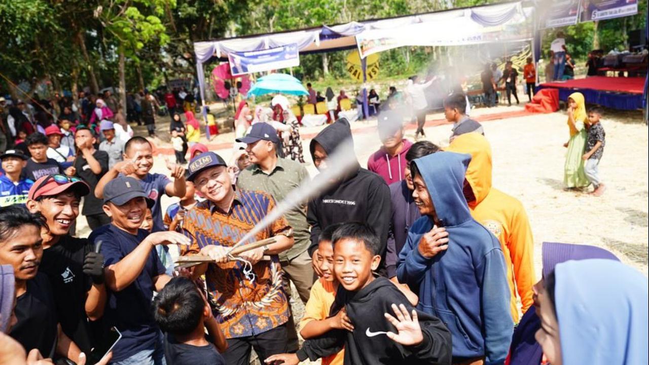 Lebih lanjut, Bupati juga mengatakan bahwa dengan adanya event seperti ini, tentu juga berdampak kepada perekonomian masyarakat setempat,&nbsp;