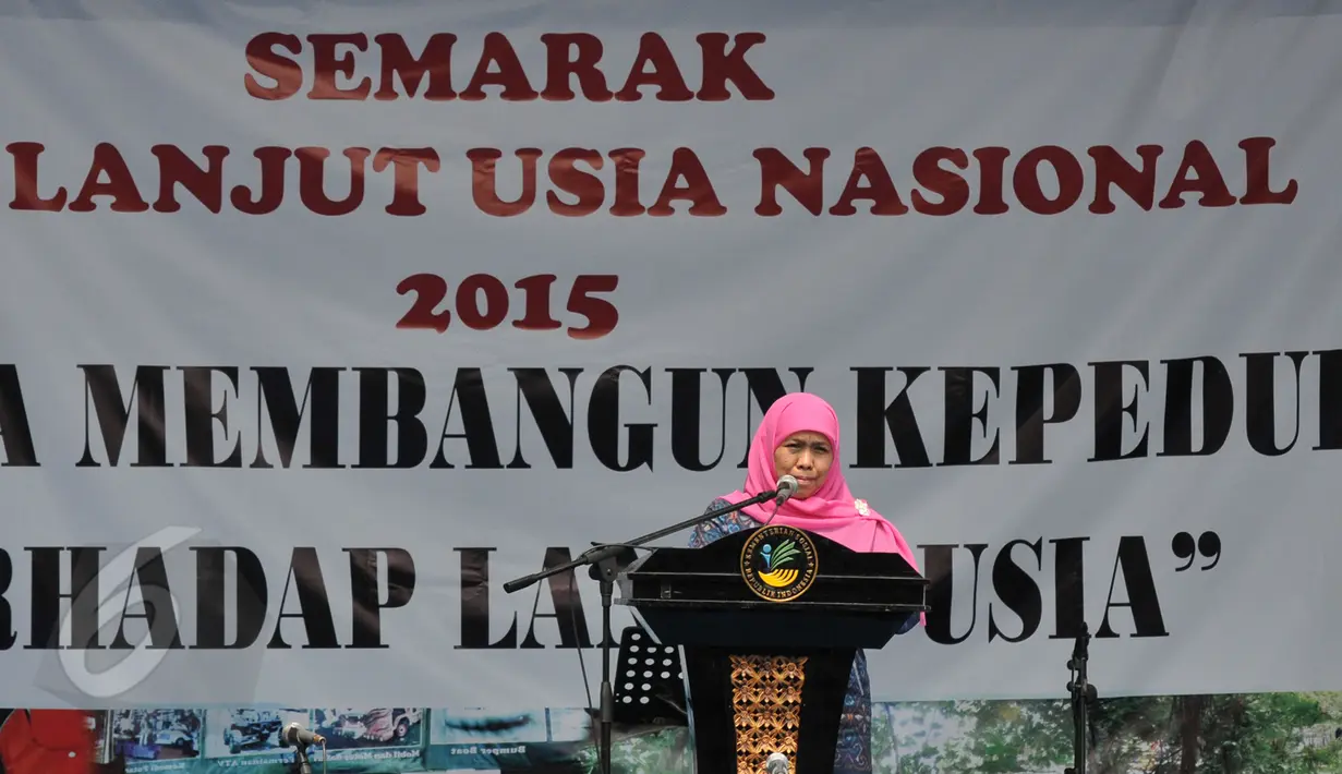 Mensos, Khofifah Indar Parawansa memberikan sambutan saat pembukaan peringatan HLUN di TMPNU Kalibata, Jakarta, Kamis (4/6/2015). Peringatan HLUN meningkatkan pemahaman dan Kemandirian sebagai cerminan kesejahteraan lansia. (Liputan6.com/Johan Tallo)