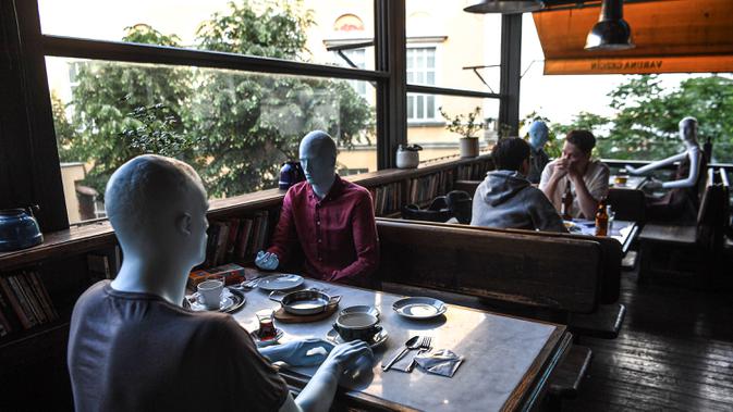 Manekin, ditempatkan di beberapa meja untuk menjaga aturan sosial di restoran dan kafe di Istanbul (1/6/2020). Turki membuka kembali restoran, kafe, dan pasar Grand Bazaar abad ke 15 Istanbul yang ikonis karena pemerintah semakin meringankan pembatasan coronavirus. (AFP Photo/Ozan Kose)