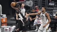 Aksi pemain Clippers Reggie Jackson saat menghadapi Utah Jazz di NBA Playoff (AFP)