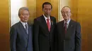 Presiden Joko Widodo (tengah) mengangkat gelasnya untuk bersulang saat menghadiri acara makan siang bersama para bisnis Jepang di Tokyo, Selasa (24/3/2015). Presiden Joko Widodo berada di Jepang untuk kunjungan empat hari. (REUTERS /Yuya Shino)