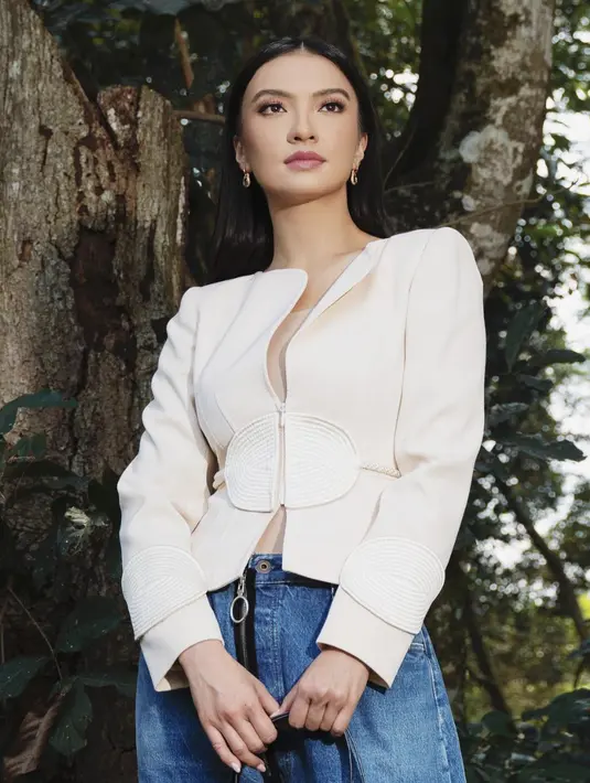 Blazer dengan detail unik menambah kesan modern yang tak terbantahkan.  [Foto: Instagram/ Raline Shah]