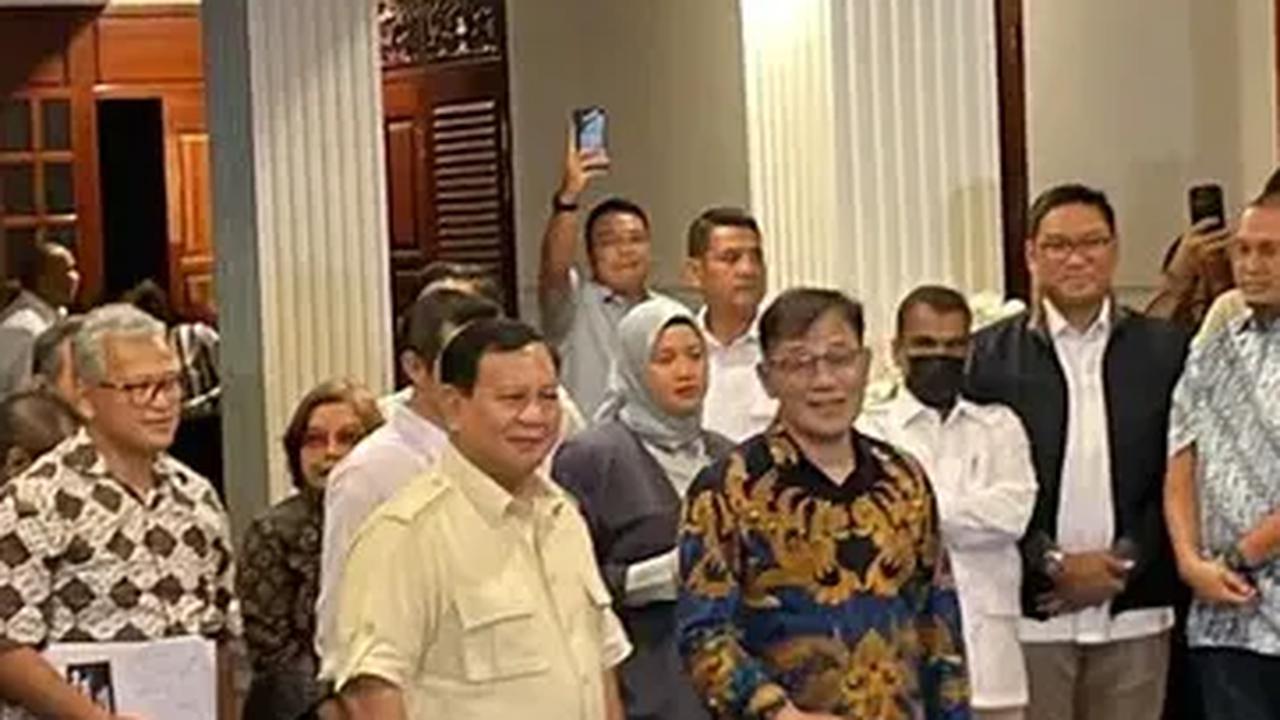 Politikus PDIP Budiman Sudjatmiko bertemu dengan Ketum Gerindra Prabowo Subianto di kediaman Kertanegara IV, Jakarta Selatan. Selepas pertemuan, Budiman cerita pernah berhadapan mantan Danjen Kopassus itu semasa orde baru di poros yang berbedam