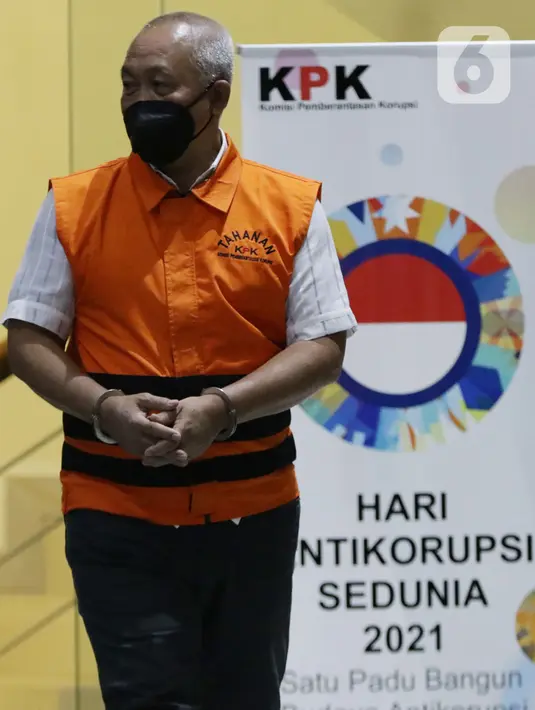 Kadis PUPR Kabupaten Musi Banyuasin nonaktif, Herman Mayori usai menjalani pemeriksaan di Gedung KPK, Jakarta, Selasa (7/12/2021). KPK melanjutkan pemeriksaan Herman Mayori sebagai tersangka kasus dugaan suap proyek infrastruktur di Pemerintah Kabupaten Muba 2021. (Liputan6.com/Helmi Fithriansyah)