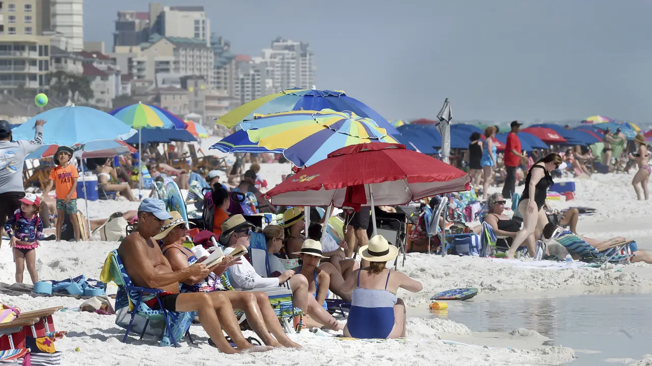 100 Orang Tewas Akibat COVID-19 di AS, Pantai Florida Tetap Ramai