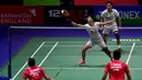 Pasangan Thailand Sapsiree Taerattanachai/Dechapol Puavaranukroh mengembalikan kok kepada pasangan Indonesia Praveen Jordan/Melati Daeva Oktavianti pada laga final ganda campuran All England 2020 di Birmingham, Inggris, Minggu (15/3/2020). Indonesia menang 21-15, 17-21, 21-8. (AP Photo/Rui Vieira)