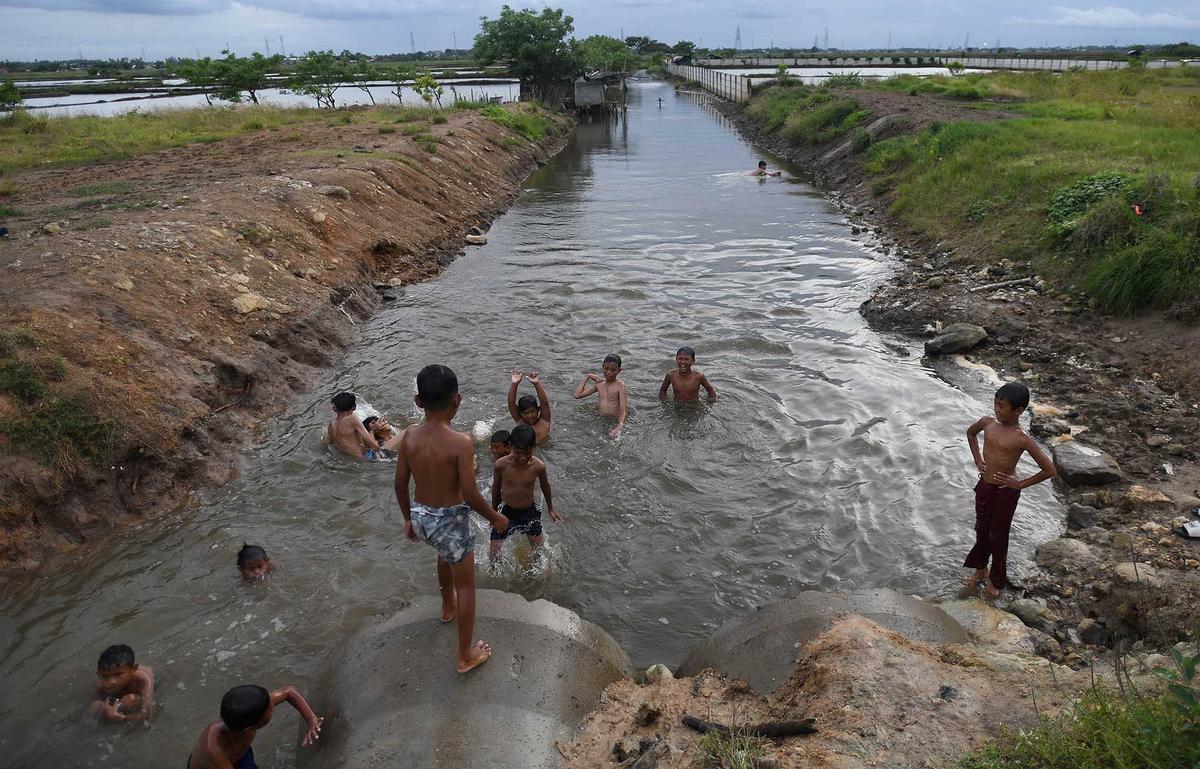 FOTO: Keceriaan Anak-Anak Bermain Pada Saluran Air di Tanjung Pasir