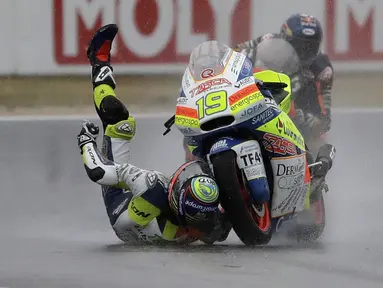 Pebalap Moto 2, Xavier Simeon dari Belgia terjatuh pada lintasan balapan  San Marino Motorcycle Grand Prix di Sirkuit Marco Simoncelli, San Marino (10/9/2017). (AP/Antonio Calanni)