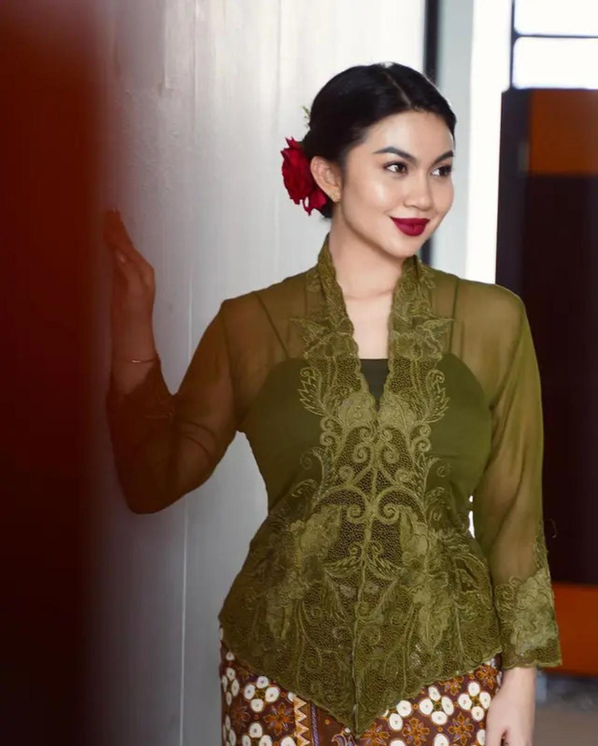 6 Potret Cantik Paripurna Ariel Tatum saat Dipulas Lipstik Merah yang Berani
