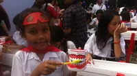 Dengan mengusung tema `Smile for Life` Unilever bersama PDGI mencanangkan gerakan 21 hari sikat gigi di sekolah dasar negeri (SDN) Babakan Madang 01, Sentul, Bogor, Jawa Bara