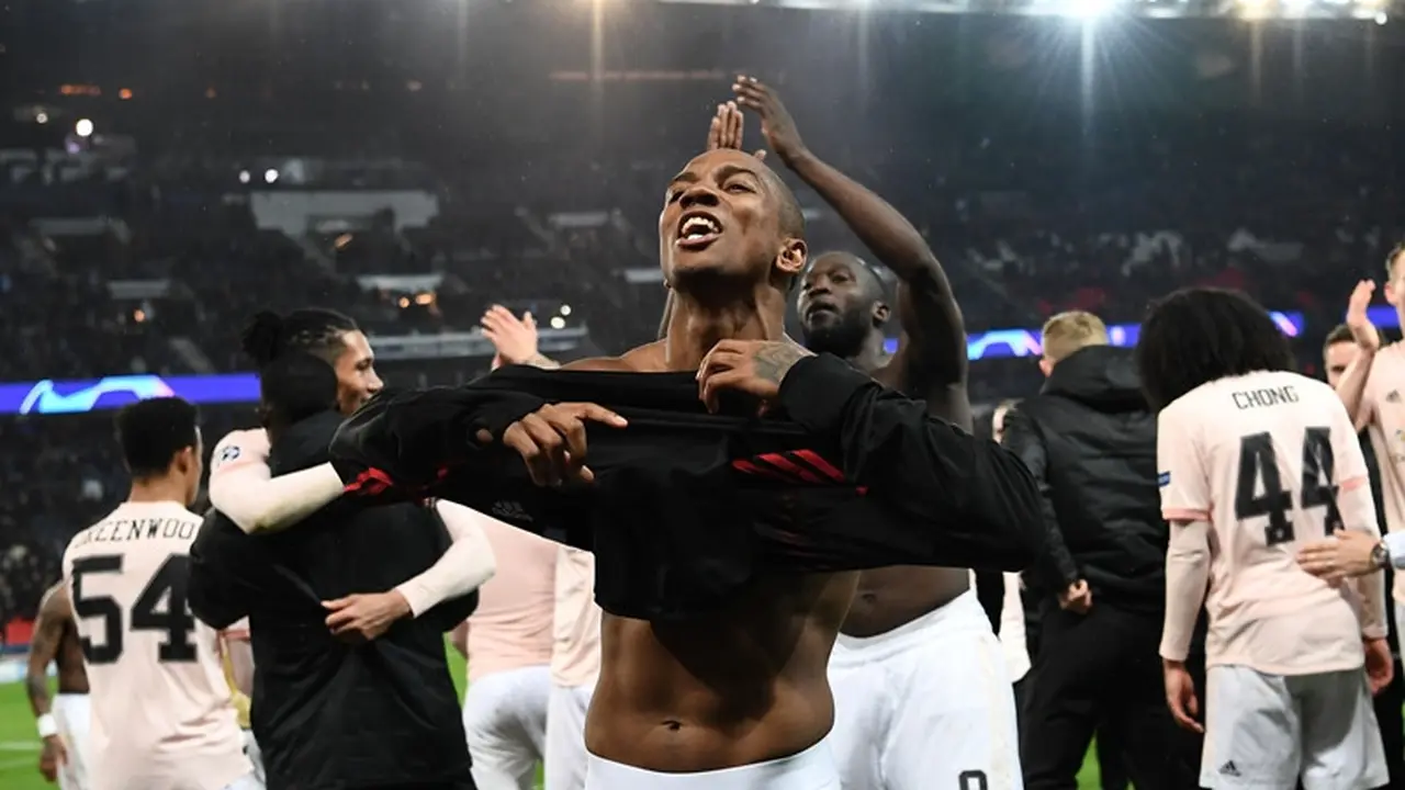 Bek Manchester United, Ashley Young.