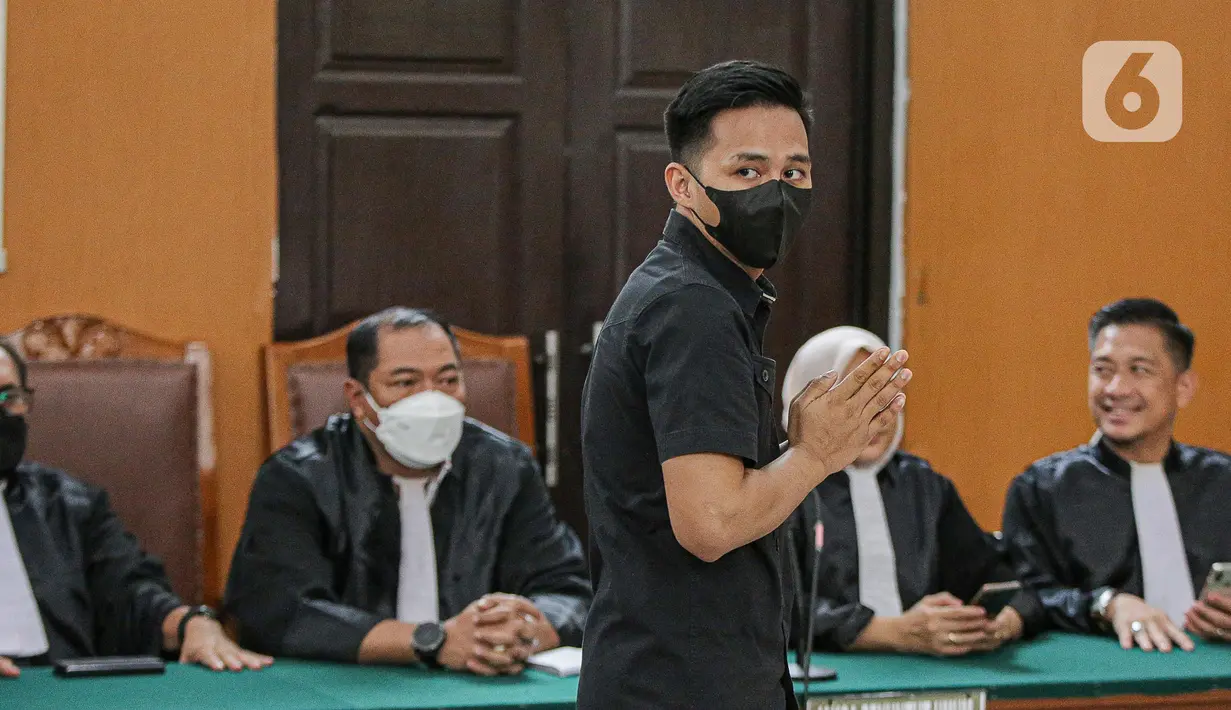 Terdakwa kasus pembunuhan berencana Brigadir Yosua Hutabarat, Richard Eliezer usai membacakan duplik atas replik Jaksa Penuntut Umum (JPU) di Pengadilan Negeri Jakarta Selatan, Kamis (2/2/2023). Duplik disampaikan usai nota pembelaan mereka atau pledoi dijawab oleh jaksa atau replik pada pekan lalu. (Liputan6.com/Faizal Fanani)