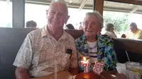 Kedua orang tua berusia hampir 100 tahun ini tak menyangka bakal bersama-sama selama ini.
