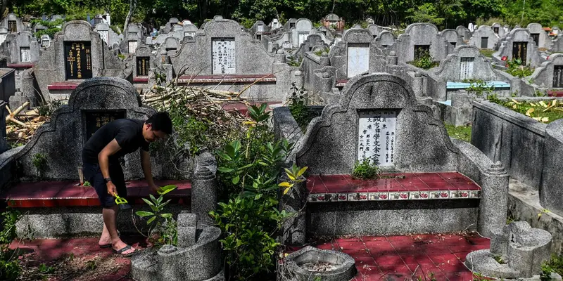 Festival Cheng Beng, Warga Tionghoa Banda Aceh Bersihkan Makam Leluhur