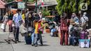 <p>Masyarakat yang hendak mudik tiba di Terminal Kalideres, Jakarta Barat, Senin (25/4/2022). Menteri Perhubungan (Menhub) Budi Karya Sumadi sebelumnya menyarankan masyarakat untuk mudik lebih awal guna menghindari risiko kemacetan lalu lintas. (Liputan6.com/Johan Tallo)</p>