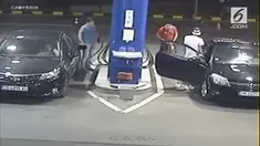 Larangan merokok di SPBU dilanggar seorang pria di Bulgaria. Akibatnya, seorang petugas menyemprotnya dengan alat pemadam kebakaran.