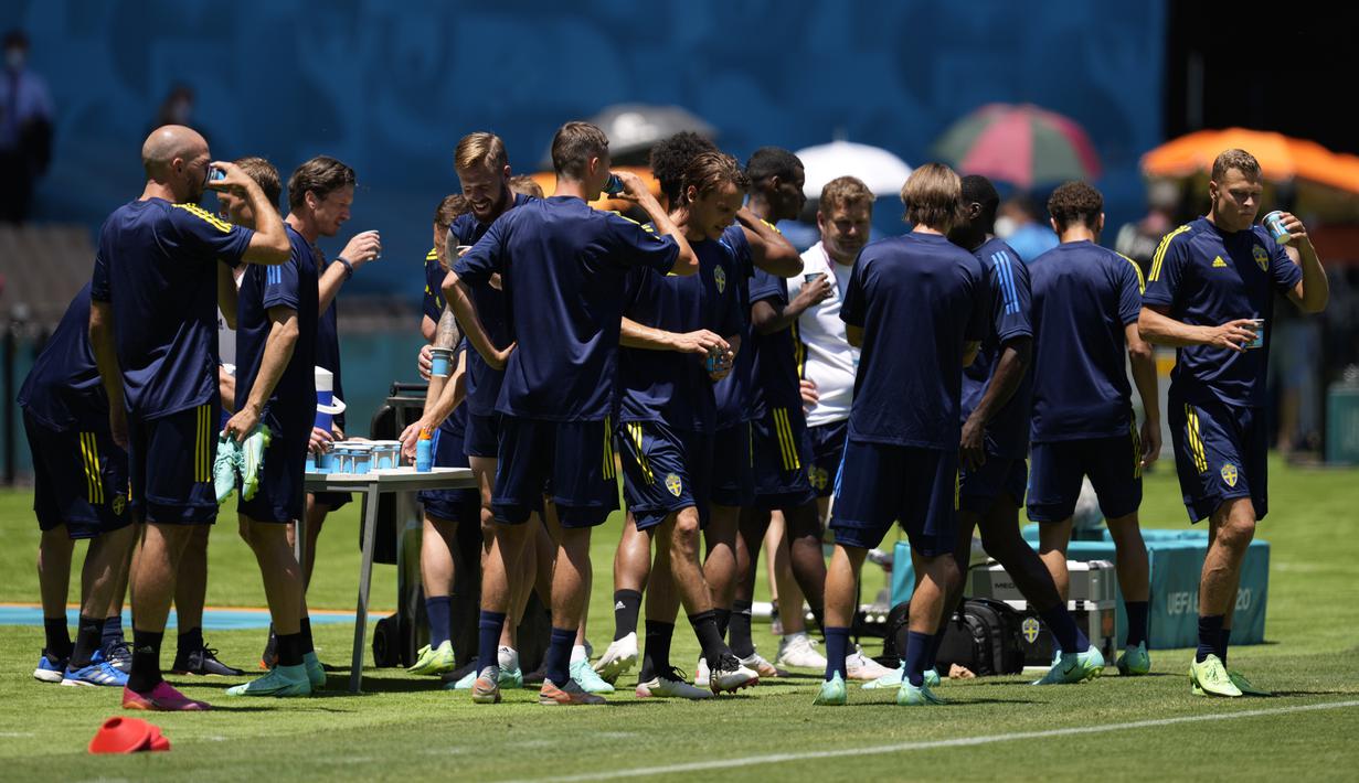 Para pemain Swedia meminum air selama sesi latihan di stadion La Cartuja di Seville, Spanyol, Minggu (13/6/2021). Swedia akan bertanding melawan Spanyol pada Grup E Euro 2020. (AP Photo/Thanassis Stavrakis)
