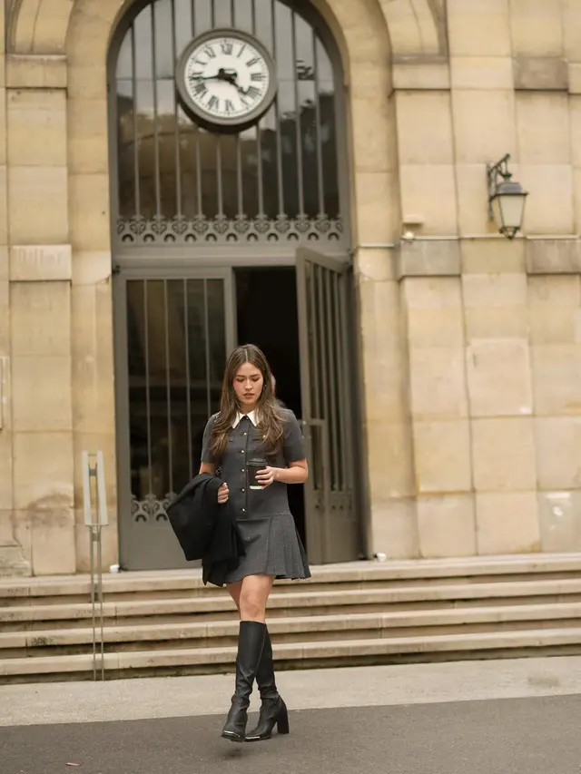 Gaya Preppy Raisa di Paris Fashion Week, Tampil Klasik dan Chic dalam Balutan Mini Dress Abu-Abu