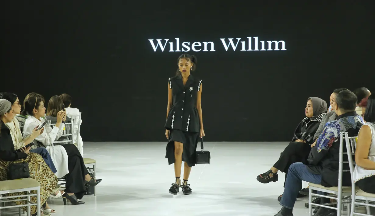 Material yang digunakan seperti jacquard, poplin, katun, tulle, renda, dan denim katun diolah menjadi potongan kemeja, celana, rok, blazer, mantel, atasan kebaya kontemporer, dan atasan asimetris. [Foto: Document/FIMELA]