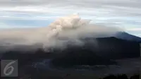 Kondisi erupsi Gunung Bromo dilihat dari Puncak Penanjakan Taman Nasional Bromo Tengger Semeru, Jawa Timur, Kamis (21/7). Meski berstatus waspada, intensitas kunjungan ke Gunung Bromo justru meningkat. (Liputan6.com/Helmi Fithriansyah)