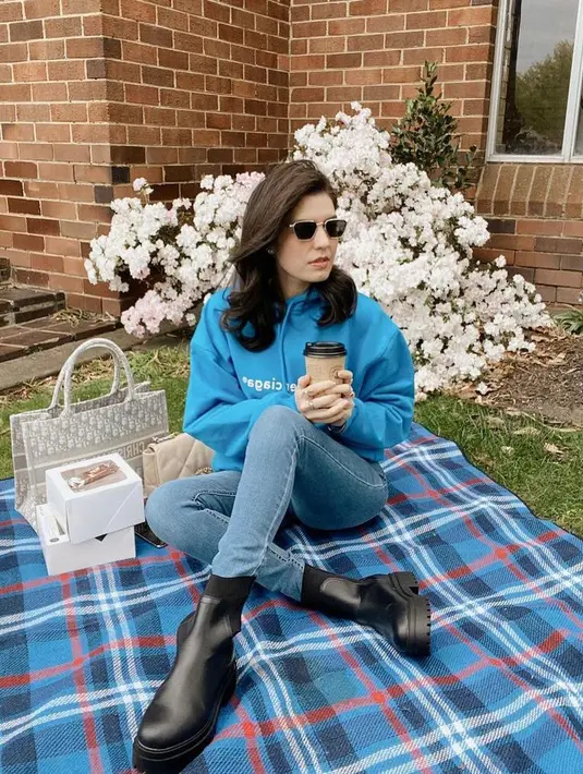 Bak ABG, Carissa Putri tampil kece dengan padu padan hoodie, skinny jeans dan sepatu boots warna hitam. Tak lupa tote bag Dior yang bikin tampilannya makin terlihat modis. (Instagram/carissa_puteri).