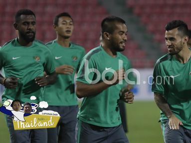Senyum Zulham Zamrun dan Stefano Lilipaly saat sesi uji coba di Stadion Rajamangala, Thailand, (16/12/2016). (Bola.com/Vitalis Yogi Trisna)