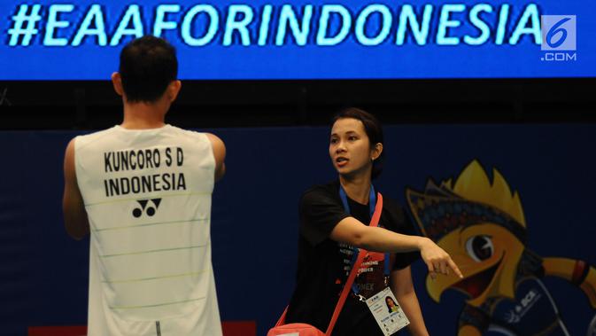 Pebulutangkis Indonesia, Sony Dwi Kuncoro (kiri) menerima arahan saat laga melawan pemain Jepang Kazumasa Sakai di kualifikasi Indonesia Open 2017 di Jakarta Convention Centre, Senin (12/6). Sony kalah 13-21, 16-21. (Liputan6.com/Helmi Fithriansyah)
