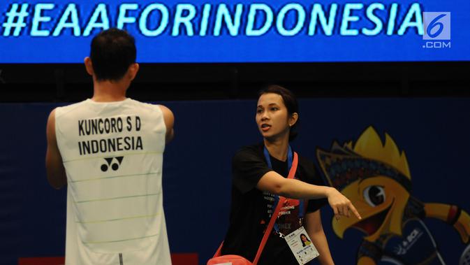 Pebulutangkis Indonesia, Sony Dwi Kuncoro (kiri) menerima arahan saat laga melawan pemain Jepang Kazumasa Sakai di kualifikasi Indonesia Open 2017 di Jakarta Convention Centre, Senin (12/6). Sony kalah 13-21, 16-21. (Liputan6.com/Helmi Fithriansyah)