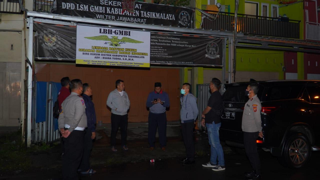 Kapolres Tasikmalaya AKBP Rimsyahtono nampak berjaga-jaga di sekitar markas GMBI Tasikmalaya setelah aksi rusuh di Mapolda Jabar, Kamis siang.