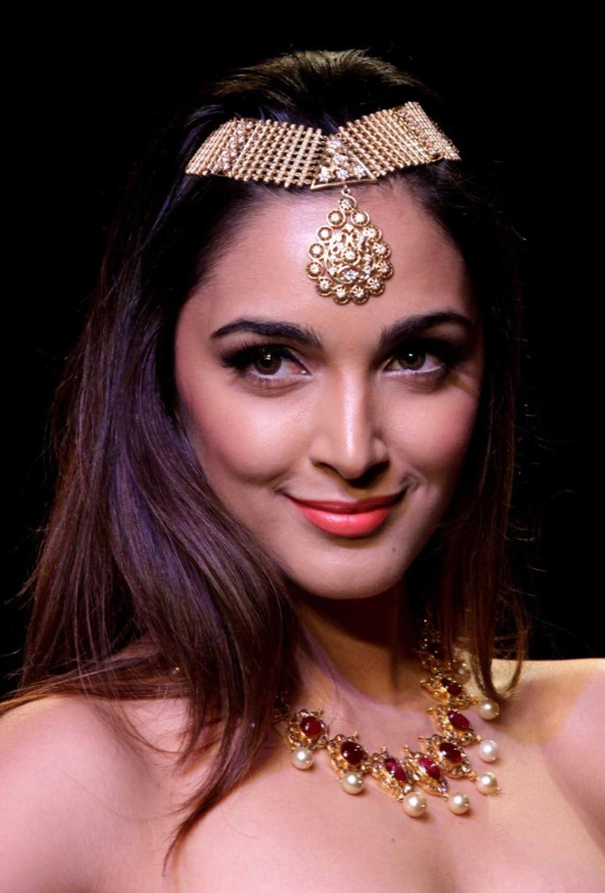 Bermahkota emas, Kiyara Advani cantik bersinar