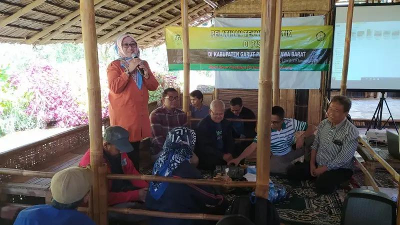 Sekretaris Badan Penyuluhan dan Pengembangan SDM Pertanian Kementerian Pertanian, Siti Munifah, tengah memberikan materi kepada peserta pelatihan di perkebunan Eptilu, Garut, Jawa Barat, Sabtu (18/1/2020).