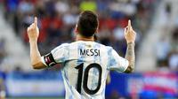 Lionel Messi tampil menggila saat membawa Argentina melibas Estonia pada laga persahabatan di Estadio El Sadar, Spanyol, Senin (6/6/2022). (AP/Alvaro Barrientos)